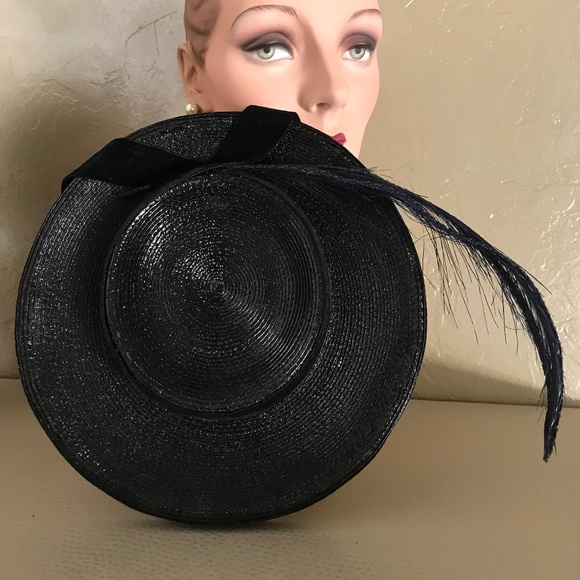 INVENTIVE 1930s' BLACK STRAW TILT HAT WITH CRAFTED LONG FEATHER & BOW - Picture 11 of 12